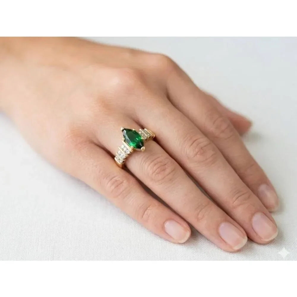 Ring Marquise cut Emerald colored stone Sz 7 3/4